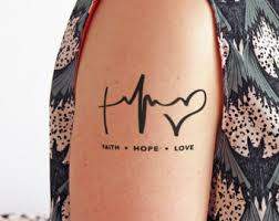 Habe eine Tattoo-Vorlage für "Glaube Liebe Hoffnung" gefunden. Frage mich, was das Zeichen in der Mitte darstellen soll - der Anker ist es schon mal nicht.? (Bedeutung, Symbol)